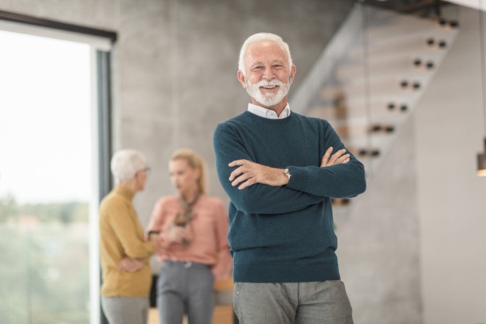 Senior souriant, bras croisés